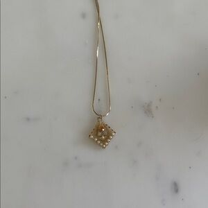 Elegant Gold and Pearl Pendant Necklace